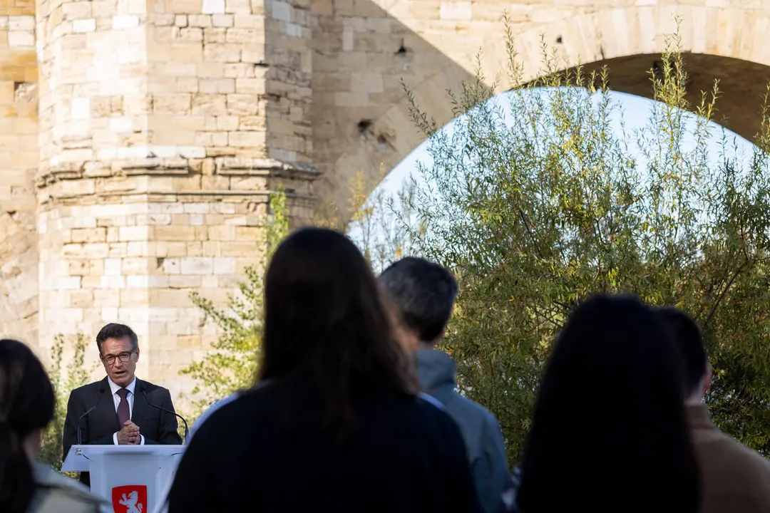 El consejero de Urbanismo, Infraestructuras, Energ&iacute;a y Vivienda, V&iacute;ctor Serrano, y el portavoz del grupo municipal VOX, Julio Calvo, detallan los primeros pasos del Plan de Puentes de Zaragoza.