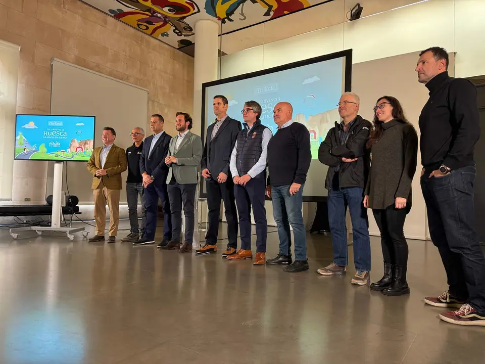 Isaac Claver y Sergio Serra junto a representantes de los clubes ciclistas de la provincia
