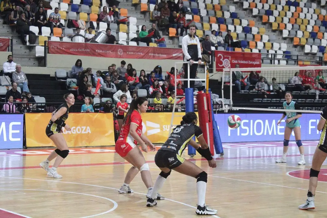 El Club Voleibol Zaragoza firma una victoria hist&oacute;rica en Superliga 2