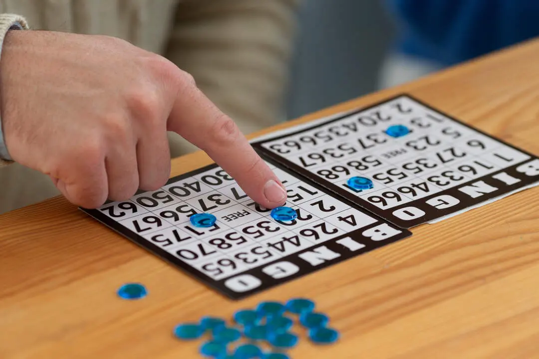 20251216 cerrar-mano-jugando-bingo