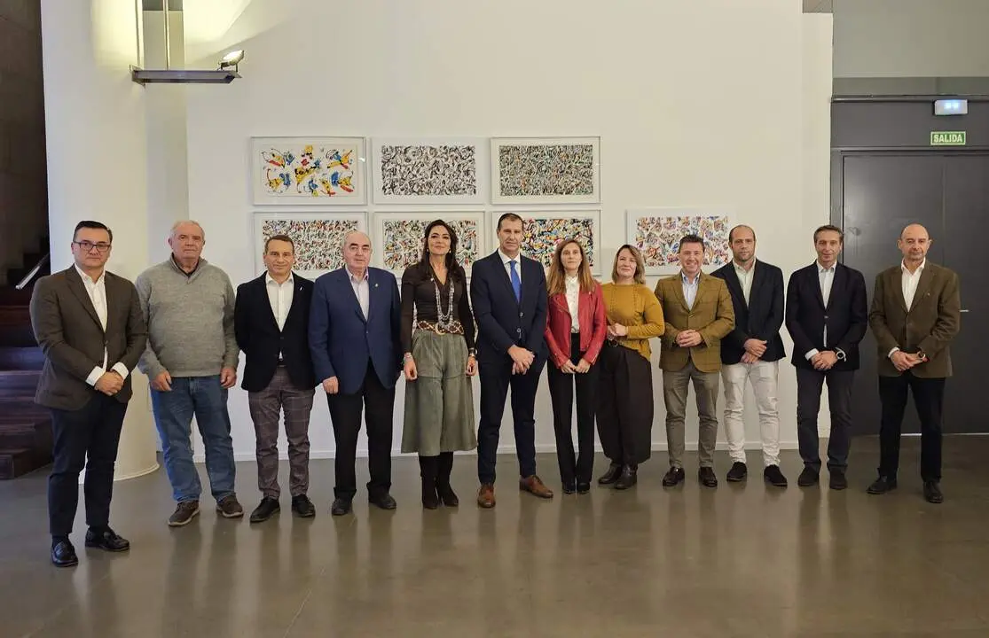 20251217 Huesca Celsa Rufas y Sergio Serra junto a los participantes en la presentaci&oacute;n del Convention Bureau para el MICE Rural