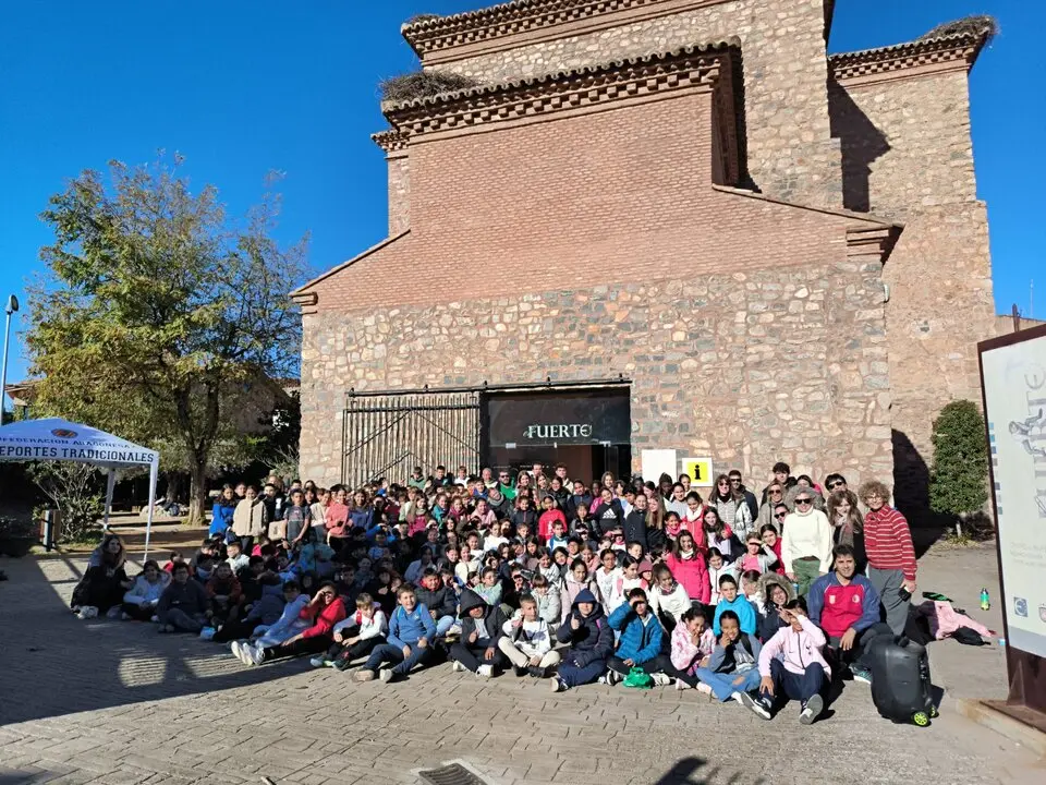 20251218 La ALMUNIAFoto de familia en la jornada de juegos tradicionales con la federaci&oacute;n