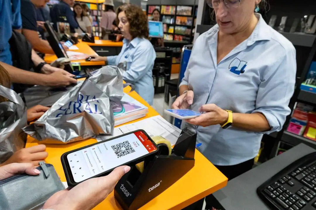 El consejero de Econom&iacute;a, Transformaci&oacute;n Digital y Transparencia, Carlos Gimeno, atiende a los medios de comunicaci&oacute;n para explicar el desarrollo en Zaragoza capital de la campa&ntilde;a especial de La Vuelta al Cole de Volveremos en la Librer&iacute;a General.