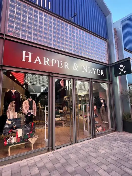 20251222 harper Neyer y Gisela Torre Outlet