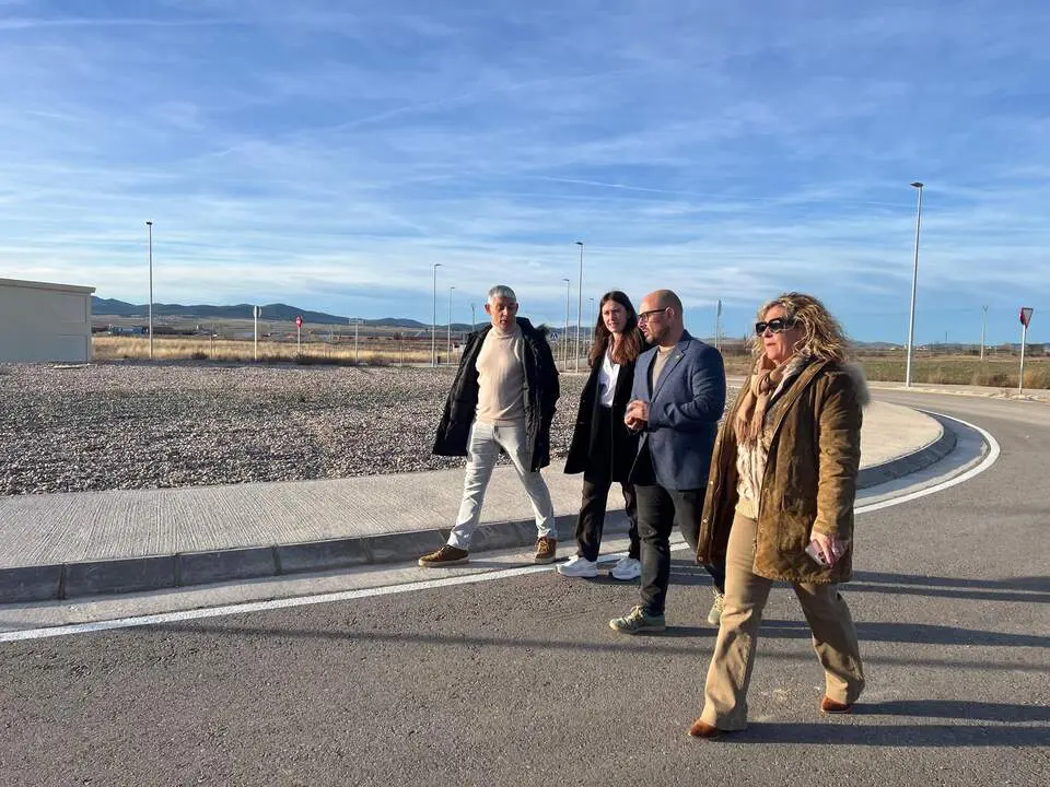 20260113 Izquierdo y candidatos y cargos PAR en el pol&iacute;gono de Calamocha