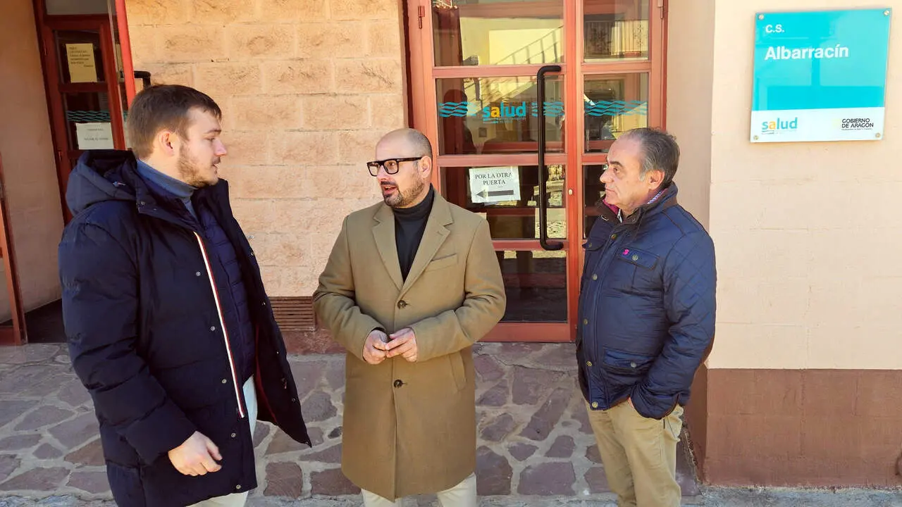 20260113 PAR Alberto Izquierdo con Daniel &Uacute;beda y Rafael Samper en el centro de salud de Albarrac&iacute;n