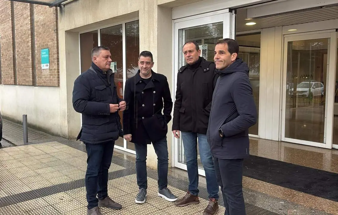 20260117 PSOE  Fernando Sabes y otros representantes socialistas ante el Hospital de Barbastro