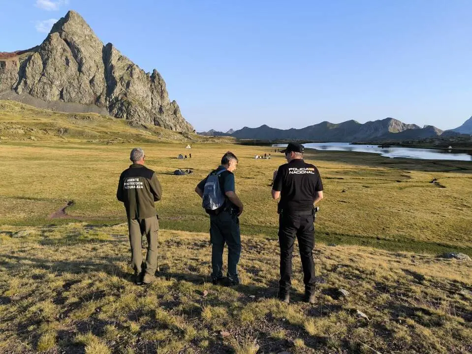 20260217 DGA prohibe ba&ntilde;os Ibones Anayet acampada