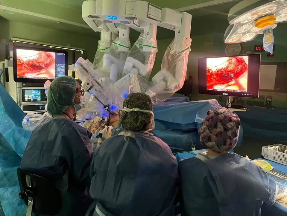 20260220 cirugia robotica Hospital Clinico