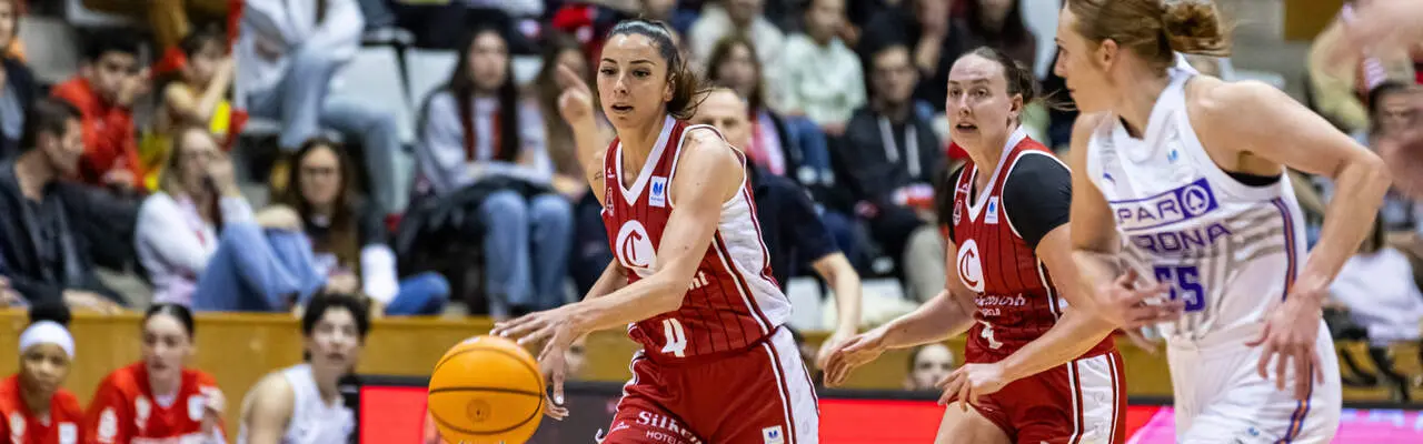 La noche en Fontajau dej&oacute; una de esas historias que trascienden el marcador. El Casademont Zaragoza se impuso por 78-81 al Spar Girona en un encuentro que combin&oacute; tensi&oacute;n competitiva, giros inesperados y un desenlace propio de un guion cinematogr&aacute;fico. El triunfo otorga al conjunto aragon&eacute;s un liderato en solitario de enorme valor a falta de seis jornadas para el cierre de la fase regular, y lo hace en una pista donde las catalanas acumulaban 18 victorias consecutivas .

El partido avanz&oacute; con un ritmo feroz desde el inicio. El cuadro rojillo, impulsado por la energ&iacute;a de Hempe, la precisi&oacute;n de Fingall y la lectura de juego de Mariona Ortiz, golpe&oacute; primero con un parcial que lleg&oacute; a doblar al Girona en apenas siete minutos. La circulaci&oacute;n ofensiva, la agresividad defensiva y la confianza en cada tiro recordaron por momentos a la versi&oacute;n m&aacute;s dominante del equipo aragon&eacute;s.

El Spar Girona, sin embargo, no tard&oacute; en reaccionar. Con Jocyte, Bibby y Pendande elevando el nivel f&iacute;sico y ofensivo, las locales recortaron distancias hasta obligar a Carlos Cantero a intervenir. El Casademont recuper&oacute; el pulso gracias a la serenidad de Ortiz, la elasticidad de Helena Pueyo y la eficacia de Vorackova, que sostuvo la ventaja con una actuaci&oacute;n de enorme madurez.

Tras el descanso, el duelo entr&oacute; en un intercambio de golpes. Coulibaly lider&oacute; un parcial que volvi&oacute; a estrechar el marcador, pero la respuesta rojilla lleg&oacute; con la sociedad m&aacute;s productiva de la noche: Vorackova y Mariona Ortiz, que ya acumulaba nueve asistencias. A ellas se sum&oacute; el impacto interior de Aminata Gueye, decisiva en la pintura para neutralizar los intentos de remontada gerundenses.

El &uacute;ltimo cuarto, sin embargo, reservaba un giro inesperado. Con el marcador en 76-78 y poco m&aacute;s de dos minutos por jugar, Fontajau qued&oacute; completamente a oscuras. Un apag&oacute;n total detuvo el partido durante casi media hora, enfri&oacute; el ritmo y oblig&oacute; a ambos equipos a recomponerse en un escenario ins&oacute;lito .

La reanudaci&oacute;n trajo nervios, imprecisiones y un empate ag&oacute;nico del Girona (78-78) tras dos tiros libres de Coulibaly. Pero cuando el partido parec&iacute;a condenado a la pr&oacute;rroga, emergi&oacute; la figura que cambiar&iacute;a la noche. Nadia Fingall, desde el per&iacute;metro y con apenas cuatro segundos en el reloj, ejecut&oacute; un triple alt&iacute;simo, limpio y definitivo. Un lanzamiento que rasg&oacute; el silencio del pabell&oacute;n, ilumin&oacute; el desenlace y entreg&oacute; al Casademont una victoria de oro competitivo.

El conjunto aragon&eacute;s demostr&oacute; una vez m&aacute;s su capacidad para sobrevivir a cualquier escenario: al empuje rival, a los parciales adversos y, esta vez, incluso a la oscuridad literal. Un triunfo que no solo vale un liderato, sino que refuerza la identidad de un equipo acostumbrado a crecer en el caos. | Imagen Casademont