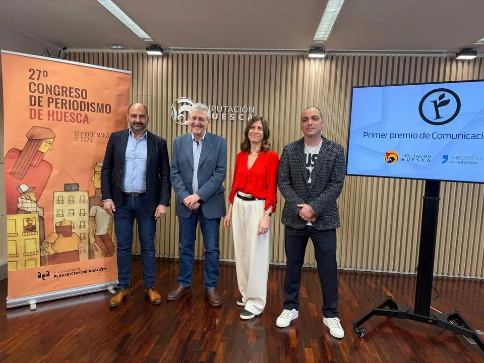 20260311 El premiado acompa&ntilde;ado del alcalde de Barbastro, del diputado de Cultura y de la presidenta del Congreso