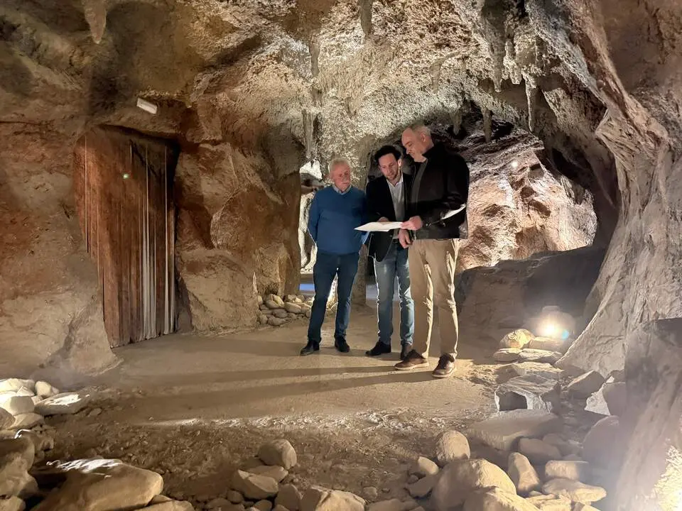 20260323 &Aacute;lvaro Besc&oacute;s, Isaac Claver y Luis Terr&eacute;n en la visita a la cueva de las G&uuml;ixas