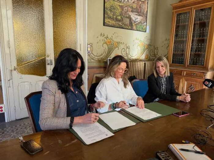 20260415 Huesca Firma convenio con Comercio