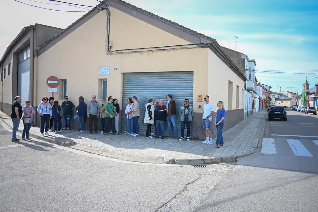 20260418 Foto vecinos en Pina de Ebro rechazan cierre oficina liquiedadora