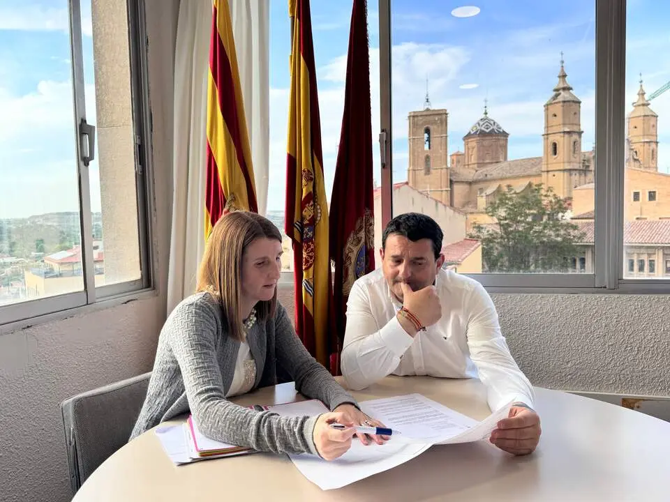20260422 Alca&ntilde;iz MA Estevan y Anabel Fdez, concejal Hacienda 