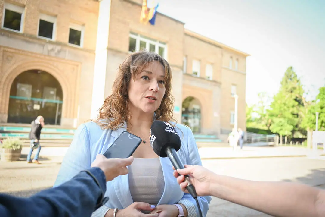 20260427 PSOE Noelia Herrero atiende a los medios de comunicaci&oacute;n