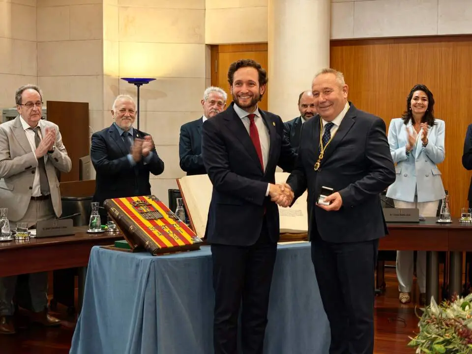 20260507 Isaac Claver junto a Javier Ferrer tras su toma de posesi&oacute;n
