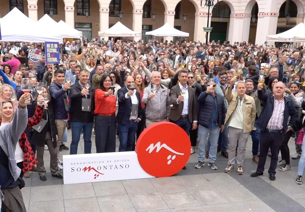 20260510 SOmontano Brindis en la Plaza L&oacute;pez Allu&eacute; en Somontano en Ruta por el D&iacute;a Vino DO v2