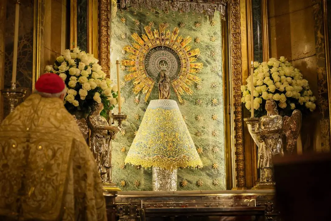 20260529 La Virgen del Pilar con el manto ofrecido por Fundaci&oacute;n Ibercaja por su 150 aniversario