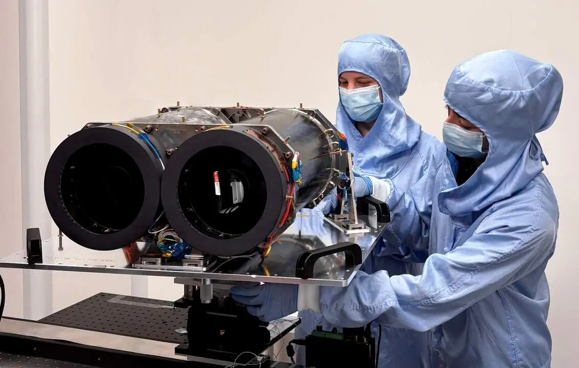 20260611 CEFCA Modelo de pruebas del instrumento binocular ARRAKIHS desarrollado por el equipo instrumental del AMC, con trabajadores de Satlantis, prime del instrumento. Credit_ Satlantis and AMC