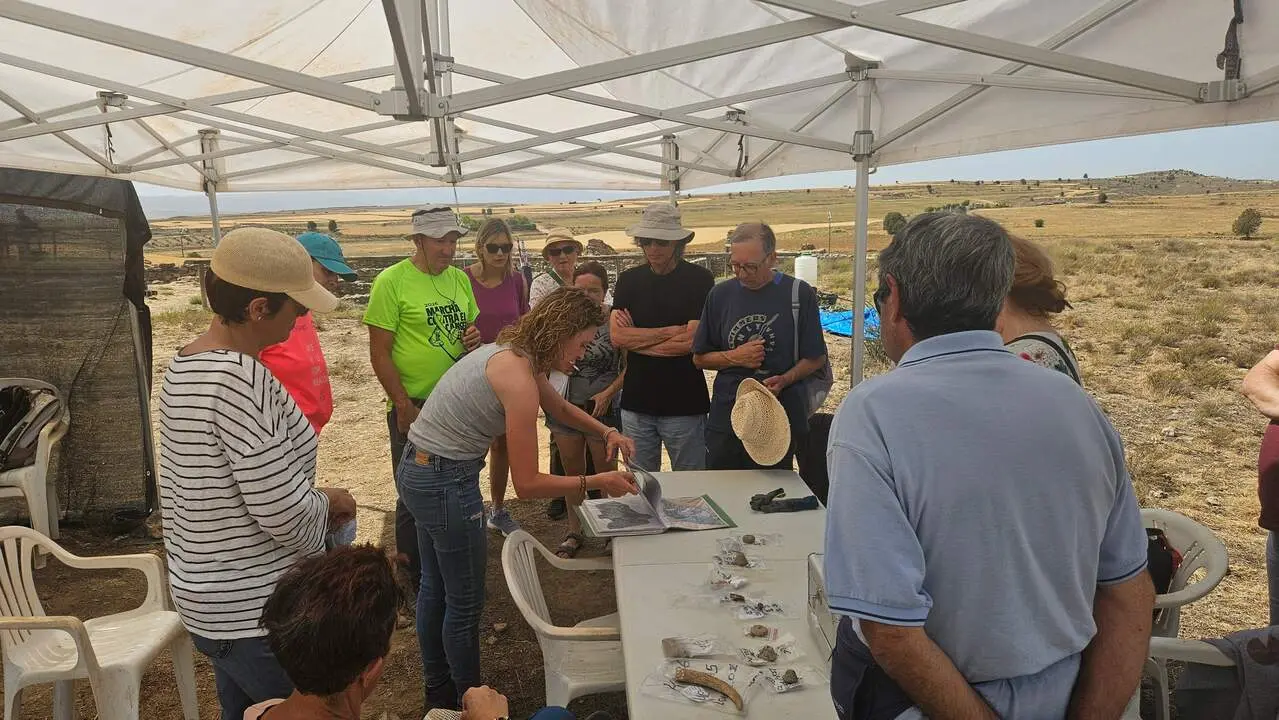 20260622 DPT La codirectora Marta P&eacute;rez explicando los hallazgos durante la visita guiada