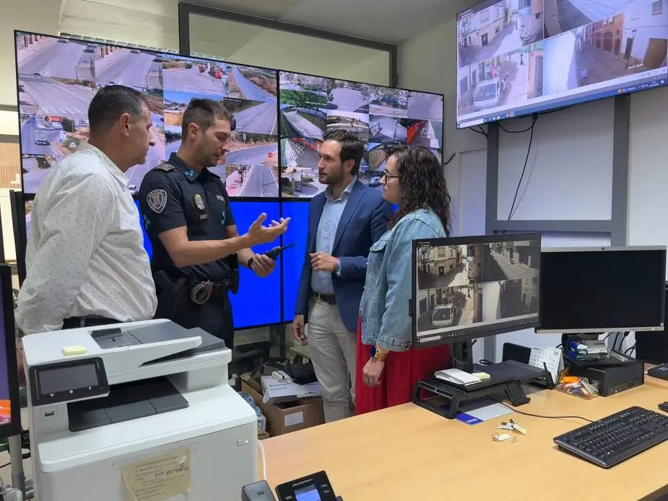 20260623 DPH Isaac Claver junto a la alcaldesa de Bin&eacute;far, Patricia Rivera, Sergio Serra, y el jefe de la polic&iacute;a local, Ignacio Pardos