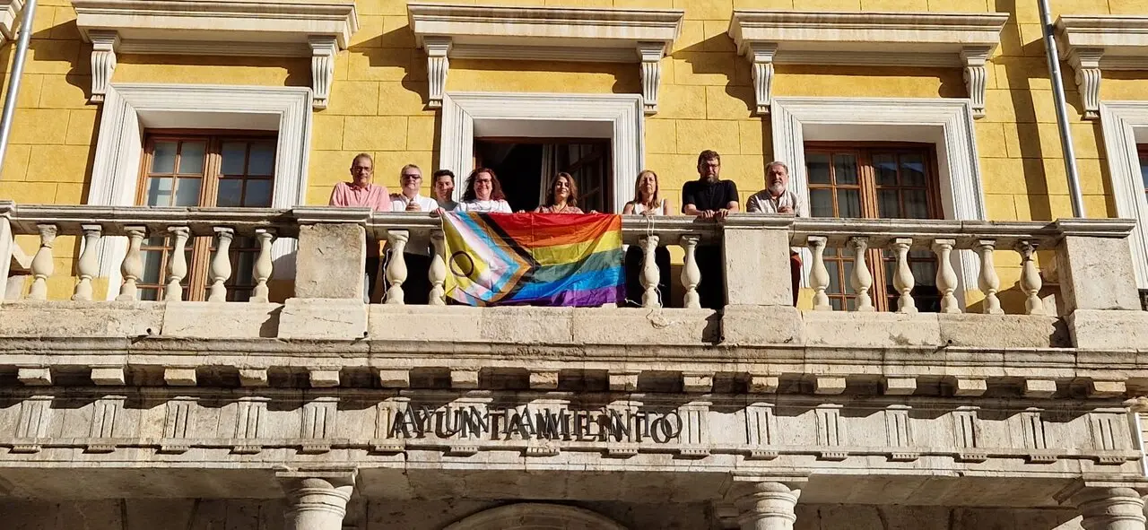 20260626 Teruel colocaci&oacute;n bandera semana orgullo 2026