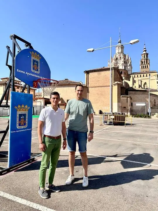 20260626 TArazona El concejal de Deportes, Pablo Escribano, y el presidente del Club Baloncesto Tarazona, Rub&eacute;n Dom&iacute;nguez en la esplanada de la Catedral