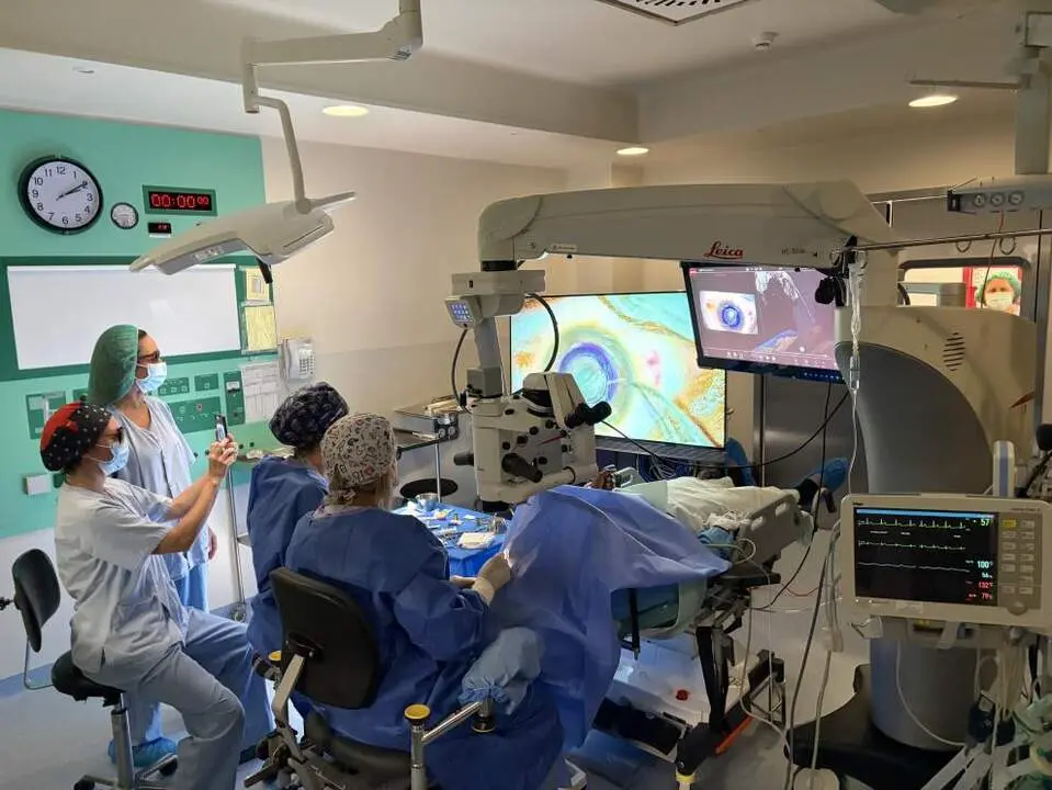 20260629 Hospital Clinico implante corneal