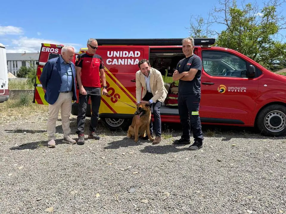 20260708 Javier Catal&aacute;n, Iv&aacute;n Gonz&aacute;lez, Isaac Claver y &Oacute;scar Aguarta junto al perro Garmo de bomberos de DPH