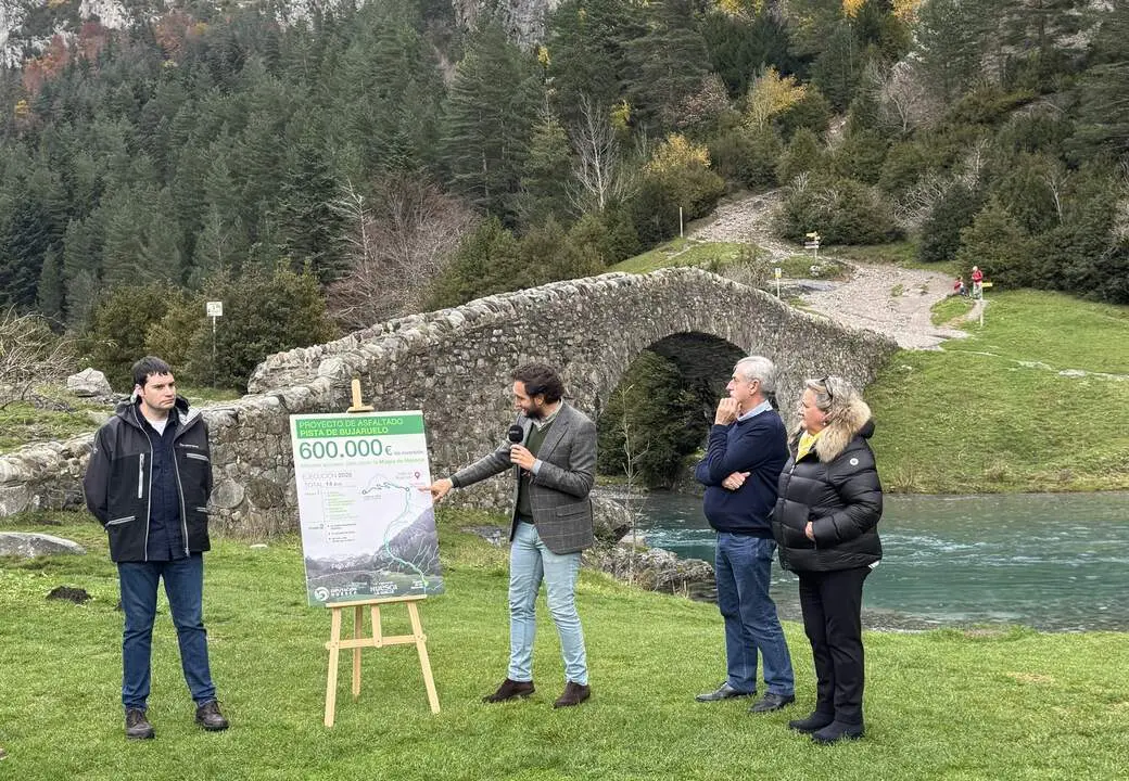 20260716 Momento del anuncio en 2024 con Claver y Besc&oacute;s, junto a los alcaldes de Torla y Broto