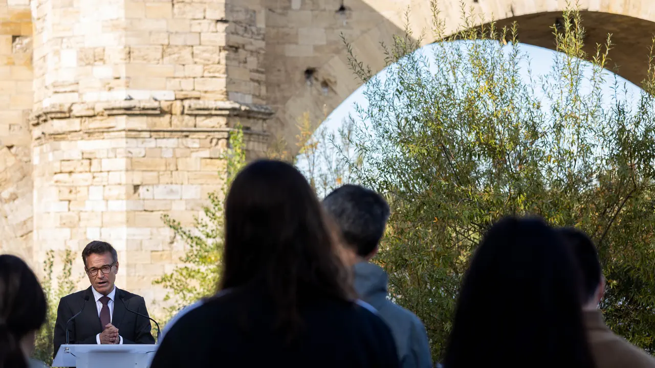 El consejero de Urbanismo, Infraestructuras, Energ&iacute;a y Vivienda, V&iacute;ctor Serrano, y el portavoz del grupo municipal VOX, Julio Calvo, detallan los primeros pasos del Plan de Puentes de Zaragoza.