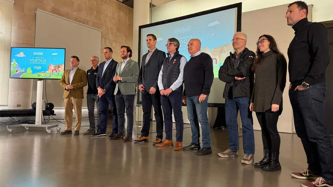 Isaac Claver y Sergio Serra junto a representantes de los clubes ciclistas de la provincia