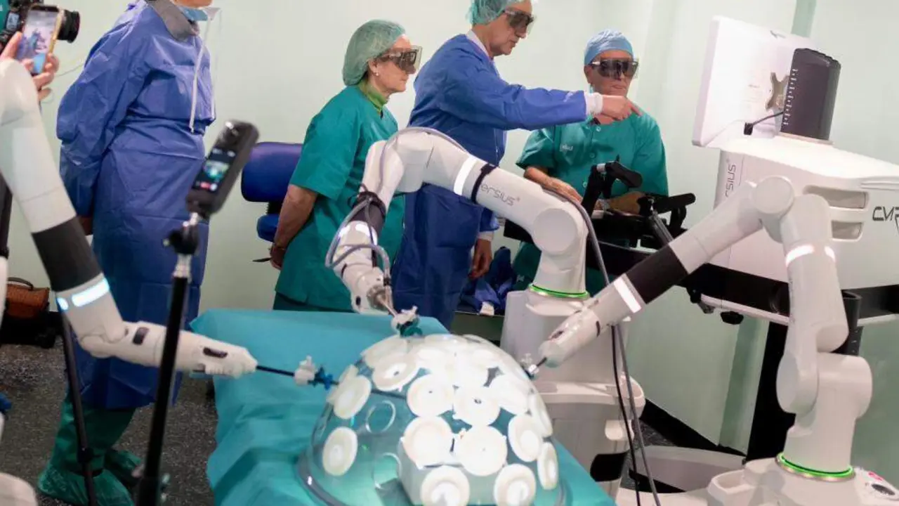 El Hospital Universitario Obispo Polanco de Teruel incorpora el robot quir&uacute;rgico Versius, un hito en la equidad sanitaria de Arag&oacute;n