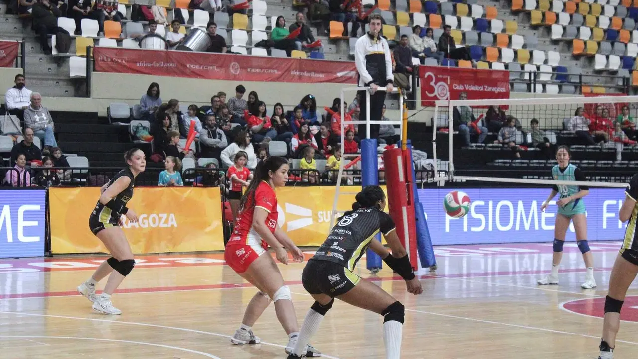 El Club Voleibol Zaragoza firma una victoria hist&oacute;rica en Superliga 2