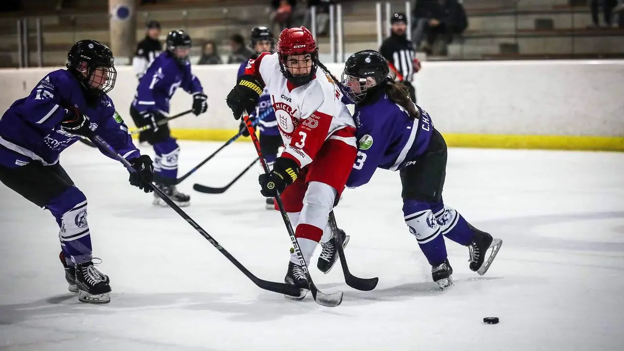Fin de semana redondo para el Club Hielo Jaca Femenino, que suma dos trabajadas victorias ante el Kosner Huarte y escala hasta la tercera posici&oacute;n de la Liga Nacional de Hockey Hielo (LNHH) Iberdrola.