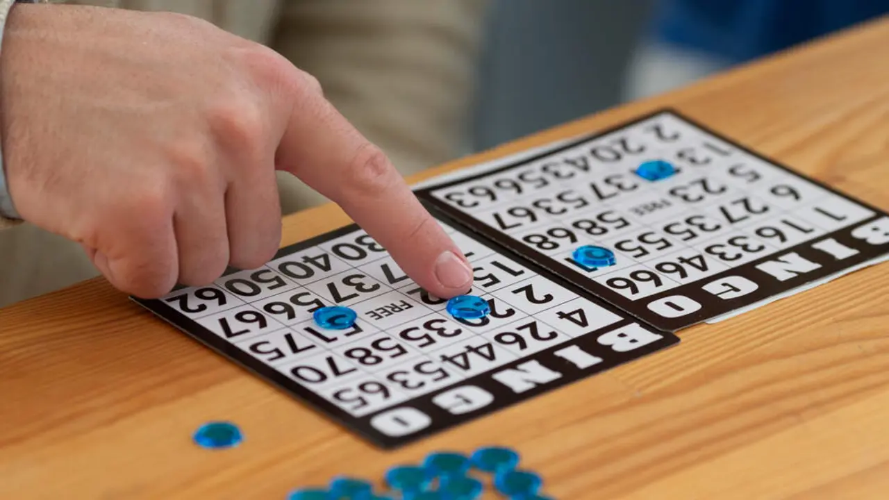20251216 cerrar-mano-jugando-bingo