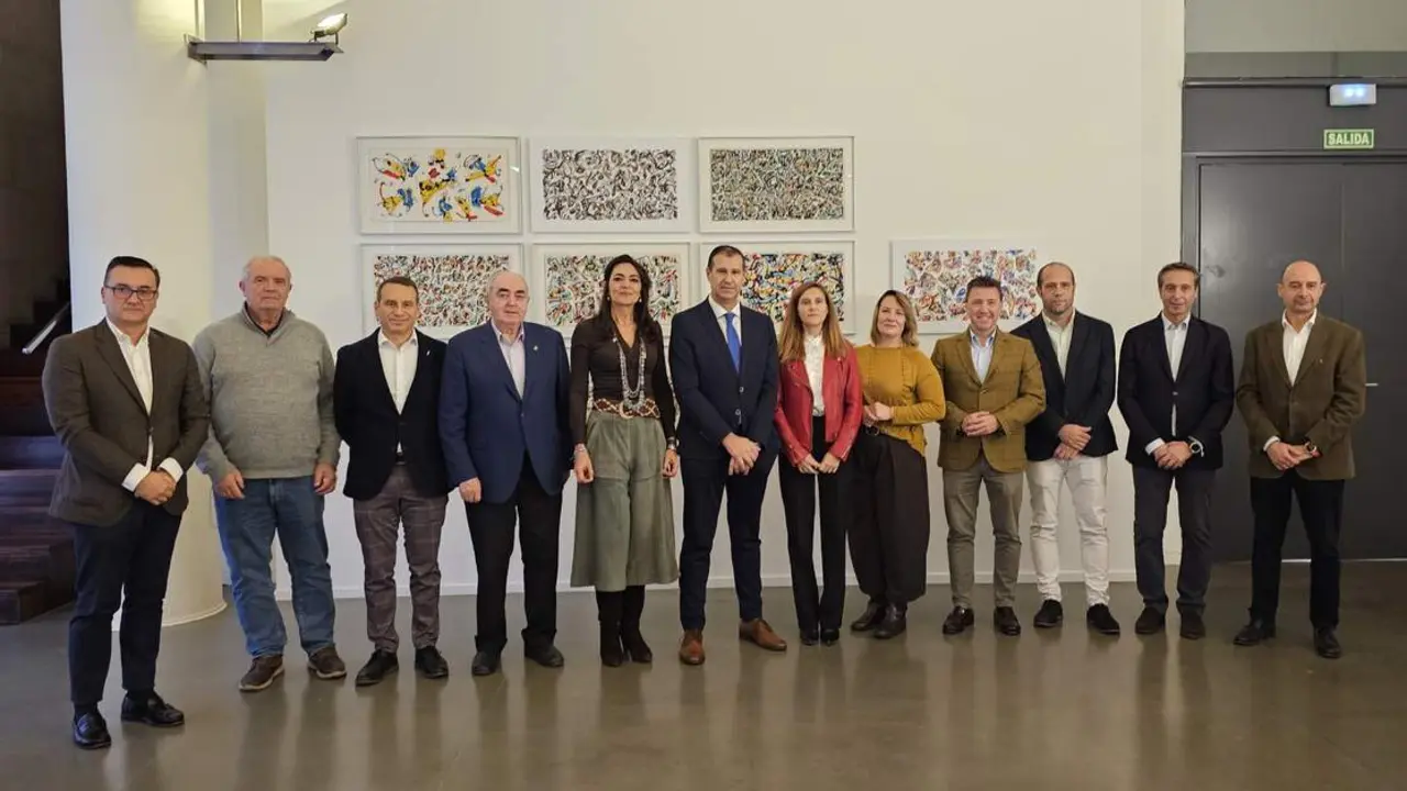 20251217 Huesca Celsa Rufas y Sergio Serra junto a los participantes en la presentaci&oacute;n del Convention Bureau para el MICE Rural