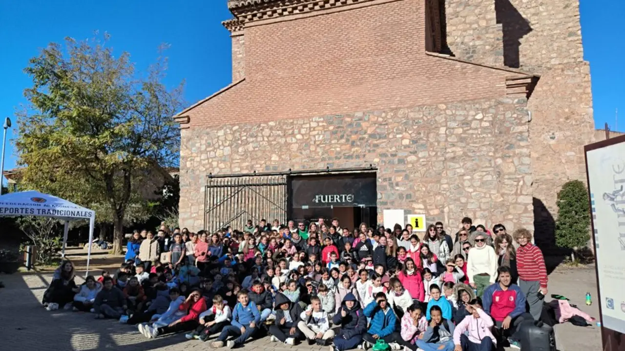 20251218 La ALMUNIAFoto de familia en la jornada de juegos tradicionales con la federaci&oacute;n