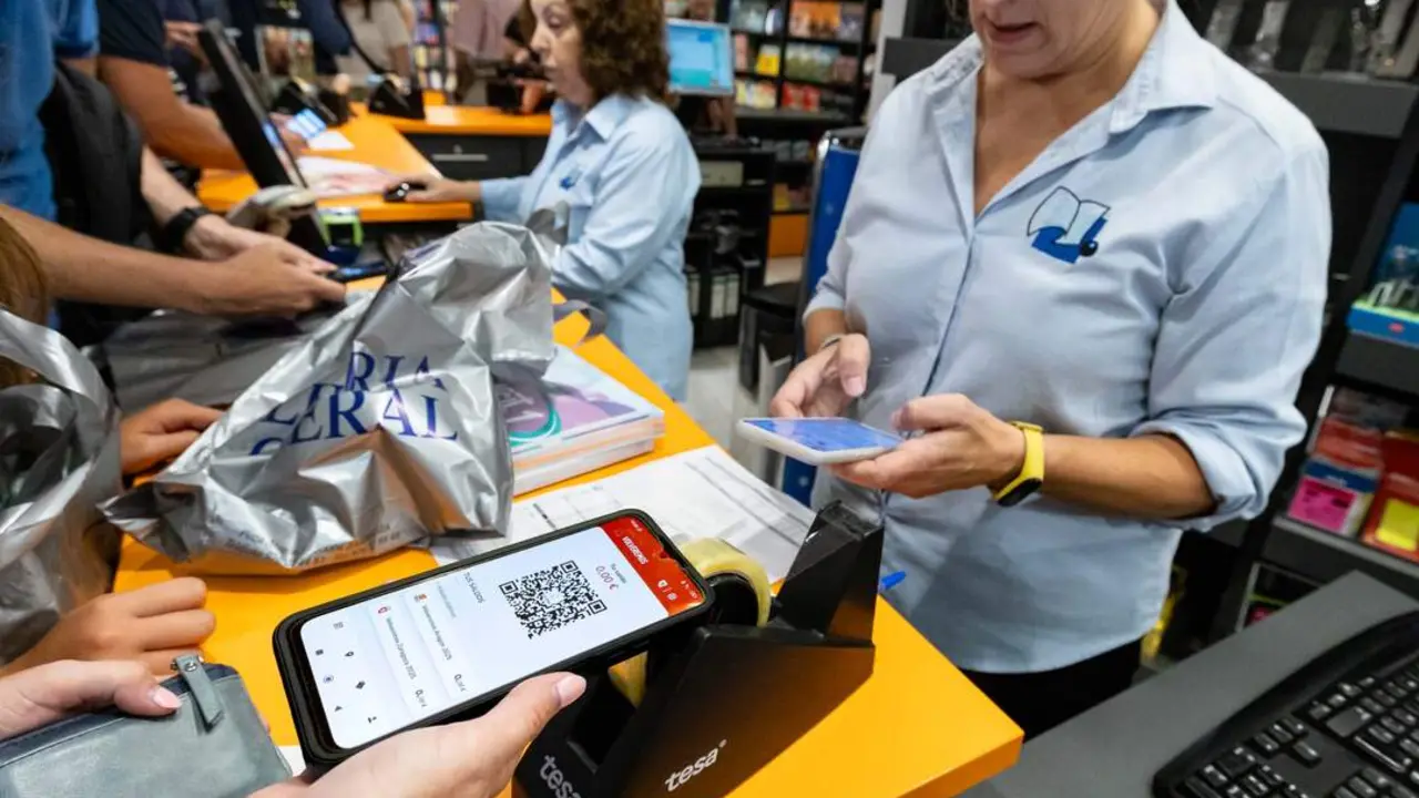 El consejero de Econom&iacute;a, Transformaci&oacute;n Digital y Transparencia, Carlos Gimeno, atiende a los medios de comunicaci&oacute;n para explicar el desarrollo en Zaragoza capital de la campa&ntilde;a especial de La Vuelta al Cole de Volveremos en la Librer&iacute;a General.