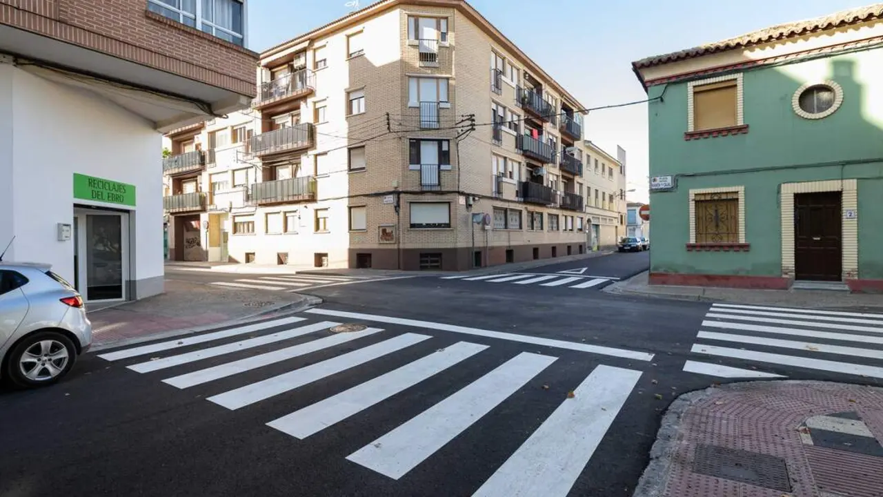 El consejero de Participaci&oacute;n Ciudadana y R&eacute;gimen Interior, Alfonso Mendoza, junto a la concejal delegada de Barrios Rurales, Paloma Espinosa, informa de la operaci&oacute;n asfalto que se ha llevado a cabo en varias calles de Casetas, gracias al Plan Extraordinario de Inversi&oacute;n en Barrios Rurales dotado con un mill&oacute;n de euros, dentro del presupuesto del &Aacute;rea