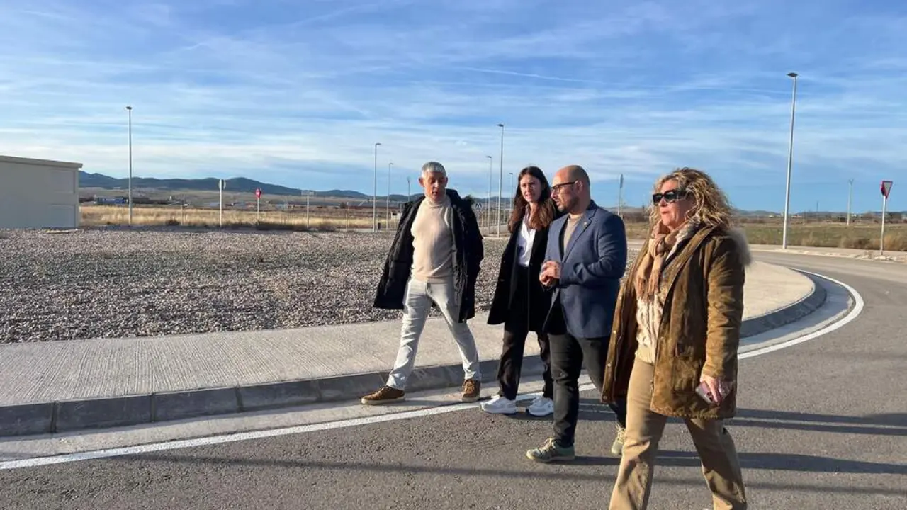 20260113 Izquierdo y candidatos y cargos PAR en el pol&iacute;gono de Calamocha