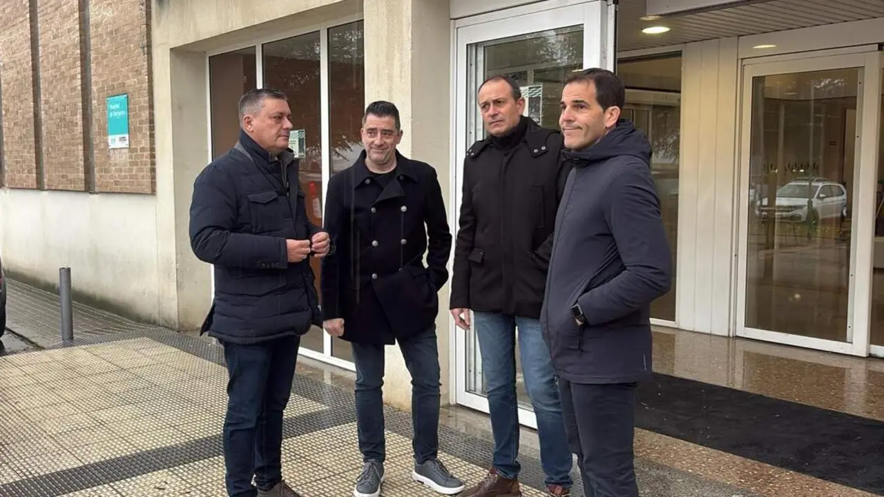 20260117 PSOE  Fernando Sabes y otros representantes socialistas ante el Hospital de Barbastro