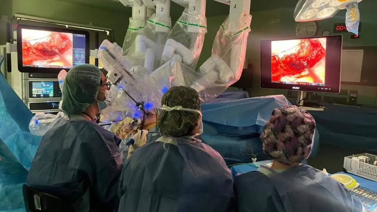 20260220 cirugia robotica Hospital Clinico