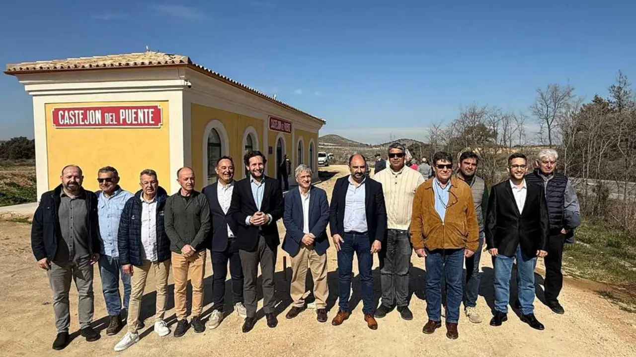 20260228 Huesca Isaac Claver, Antonio Comps y Fernando Torres, concejales, Plataforma Barbastro en Bici, arquitecto y empresa constructora