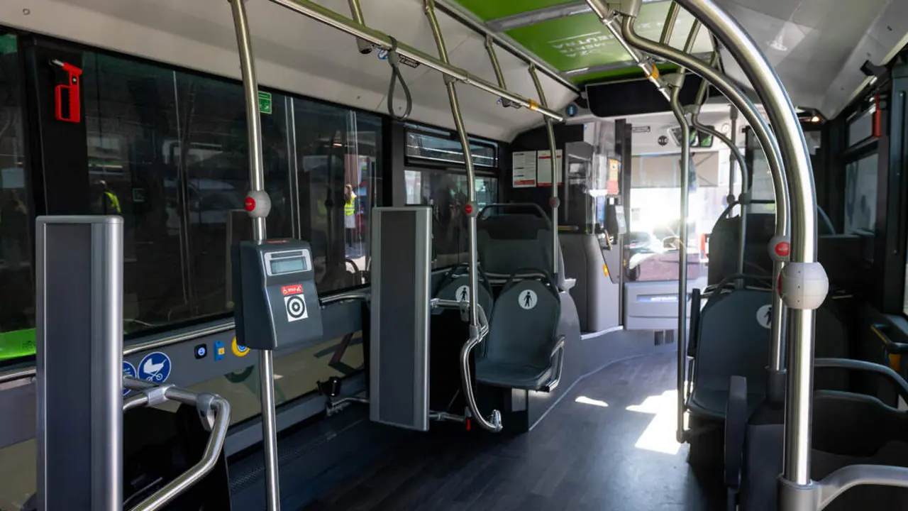 Validadora en la parte central de los nuevos buses urbanos para usuarios con discapacidad o con carritos de beb&eacute;