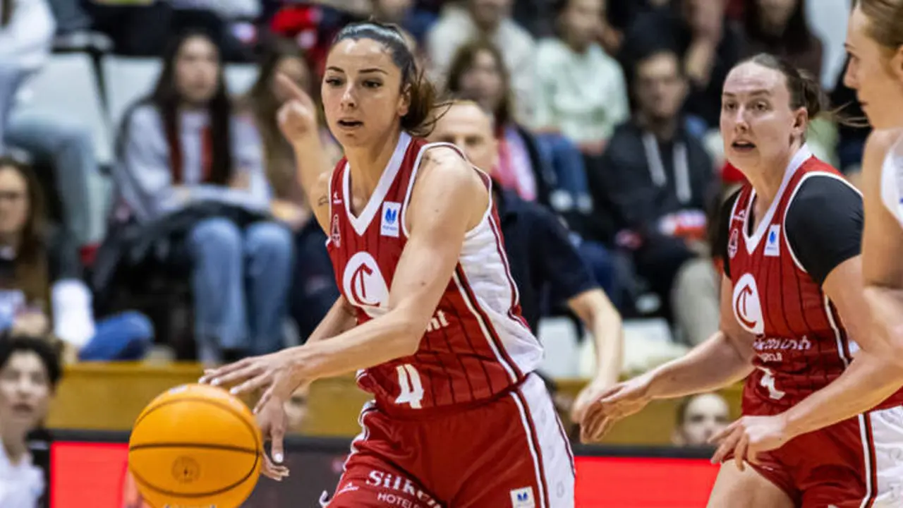 La noche en Fontajau dej&oacute; una de esas historias que trascienden el marcador. El Casademont Zaragoza se impuso por 78-81 al Spar Girona en un encuentro que combin&oacute; tensi&oacute;n competitiva, giros inesperados y un desenlace propio de un guion cinematogr&aacute;fico. El triunfo otorga al conjunto aragon&eacute;s un liderato en solitario de enorme valor a falta de seis jornadas para el cierre de la fase regular, y lo hace en una pista donde las catalanas acumulaban 18 victorias consecutivas .

El partido avanz&oacute; con un ritmo feroz desde el inicio. El cuadro rojillo, impulsado por la energ&iacute;a de Hempe, la precisi&oacute;n de Fingall y la lectura de juego de Mariona Ortiz, golpe&oacute; primero con un parcial que lleg&oacute; a doblar al Girona en apenas siete minutos. La circulaci&oacute;n ofensiva, la agresividad defensiva y la confianza en cada tiro recordaron por momentos a la versi&oacute;n m&aacute;s dominante del equipo aragon&eacute;s.

El Spar Girona, sin embargo, no tard&oacute; en reaccionar. Con Jocyte, Bibby y Pendande elevando el nivel f&iacute;sico y ofensivo, las locales recortaron distancias hasta obligar a Carlos Cantero a intervenir. El Casademont recuper&oacute; el pulso gracias a la serenidad de Ortiz, la elasticidad de Helena Pueyo y la eficacia de Vorackova, que sostuvo la ventaja con una actuaci&oacute;n de enorme madurez.

Tras el descanso, el duelo entr&oacute; en un intercambio de golpes. Coulibaly lider&oacute; un parcial que volvi&oacute; a estrechar el marcador, pero la respuesta rojilla lleg&oacute; con la sociedad m&aacute;s productiva de la noche: Vorackova y Mariona Ortiz, que ya acumulaba nueve asistencias. A ellas se sum&oacute; el impacto interior de Aminata Gueye, decisiva en la pintura para neutralizar los intentos de remontada gerundenses.

El &uacute;ltimo cuarto, sin embargo, reservaba un giro inesperado. Con el marcador en 76-78 y poco m&aacute;s de dos minutos por jugar, Fontajau qued&oacute; completamente a oscuras. Un apag&oacute;n total detuvo el partido durante casi media hora, enfri&oacute; el ritmo y oblig&oacute; a ambos equipos a recomponerse en un escenario ins&oacute;lito .

La reanudaci&oacute;n trajo nervios, imprecisiones y un empate ag&oacute;nico del Girona (78-78) tras dos tiros libres de Coulibaly. Pero cuando el partido parec&iacute;a condenado a la pr&oacute;rroga, emergi&oacute; la figura que cambiar&iacute;a la noche. Nadia Fingall, desde el per&iacute;metro y con apenas cuatro segundos en el reloj, ejecut&oacute; un triple alt&iacute;simo, limpio y definitivo. Un lanzamiento que rasg&oacute; el silencio del pabell&oacute;n, ilumin&oacute; el desenlace y entreg&oacute; al Casademont una victoria de oro competitivo.

El conjunto aragon&eacute;s demostr&oacute; una vez m&aacute;s su capacidad para sobrevivir a cualquier escenario: al empuje rival, a los parciales adversos y, esta vez, incluso a la oscuridad literal. Un triunfo que no solo vale un liderato, sino que refuerza la identidad de un equipo acostumbrado a crecer en el caos. | Imagen Casademont