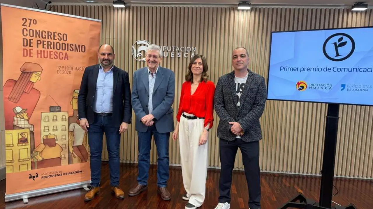 20260311 El premiado acompa&ntilde;ado del alcalde de Barbastro, del diputado de Cultura y de la presidenta del Congreso