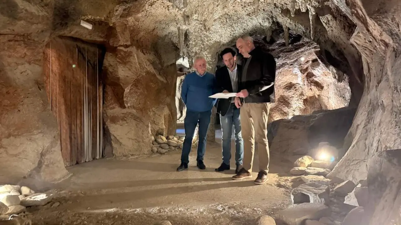 20260323 &Aacute;lvaro Besc&oacute;s, Isaac Claver y Luis Terr&eacute;n en la visita a la cueva de las G&uuml;ixas