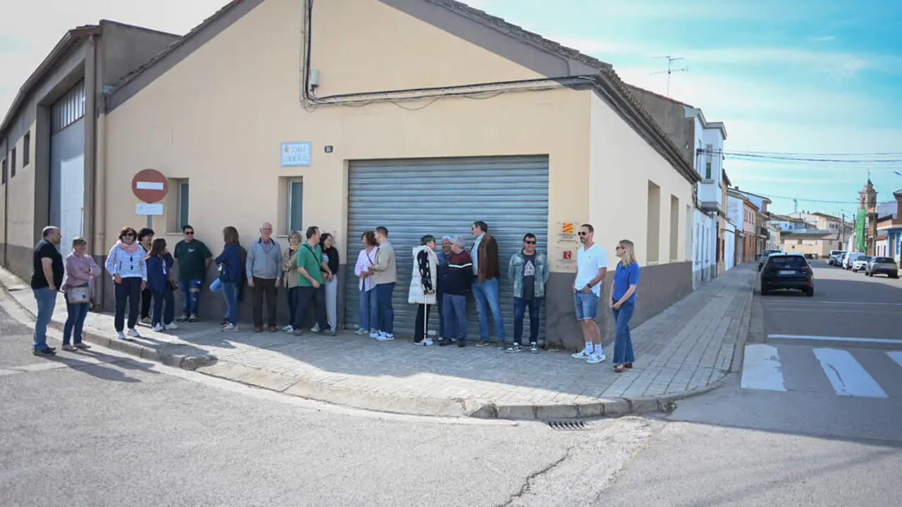 20260418 Foto vecinos en Pina de Ebro rechazan cierre oficina liquiedadora